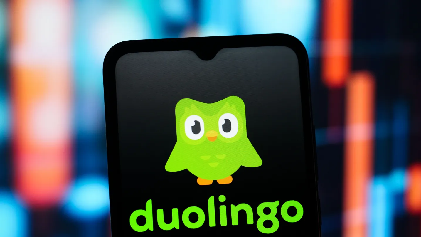 photo-illustration-duolingo-logo-seen-1023096735